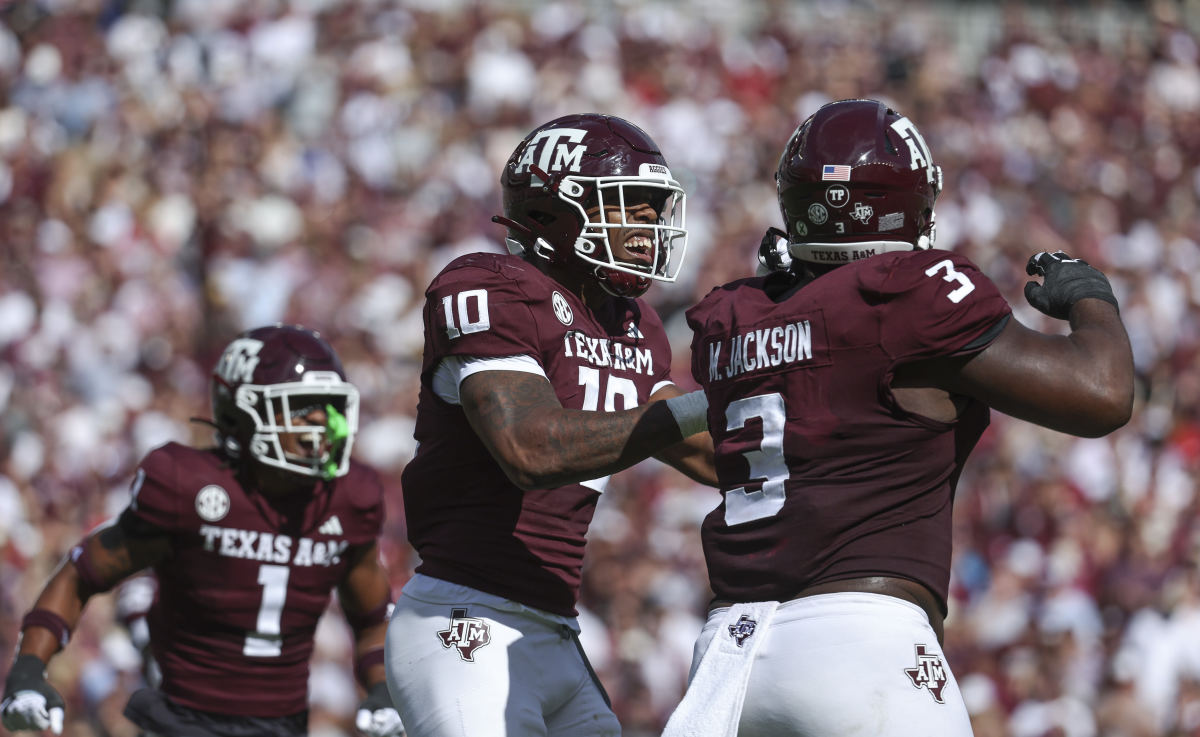 Fadil Diggs (10) celebrates with McKinnley Jackson (3). 